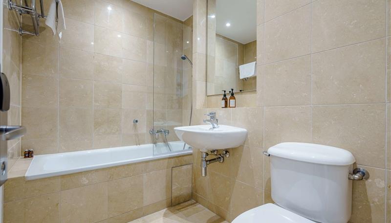 2 bed property in Westferry Circus, London